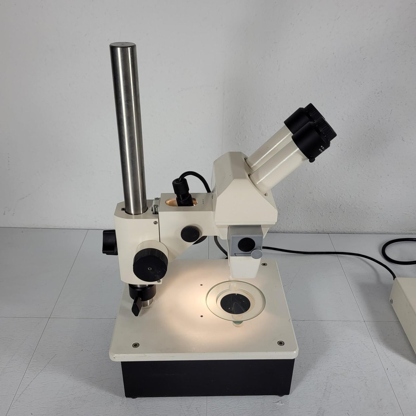 Carl Zeiss Stemi DRC Binocular Standing Microscope w/ 2.5x and 4x Objectives