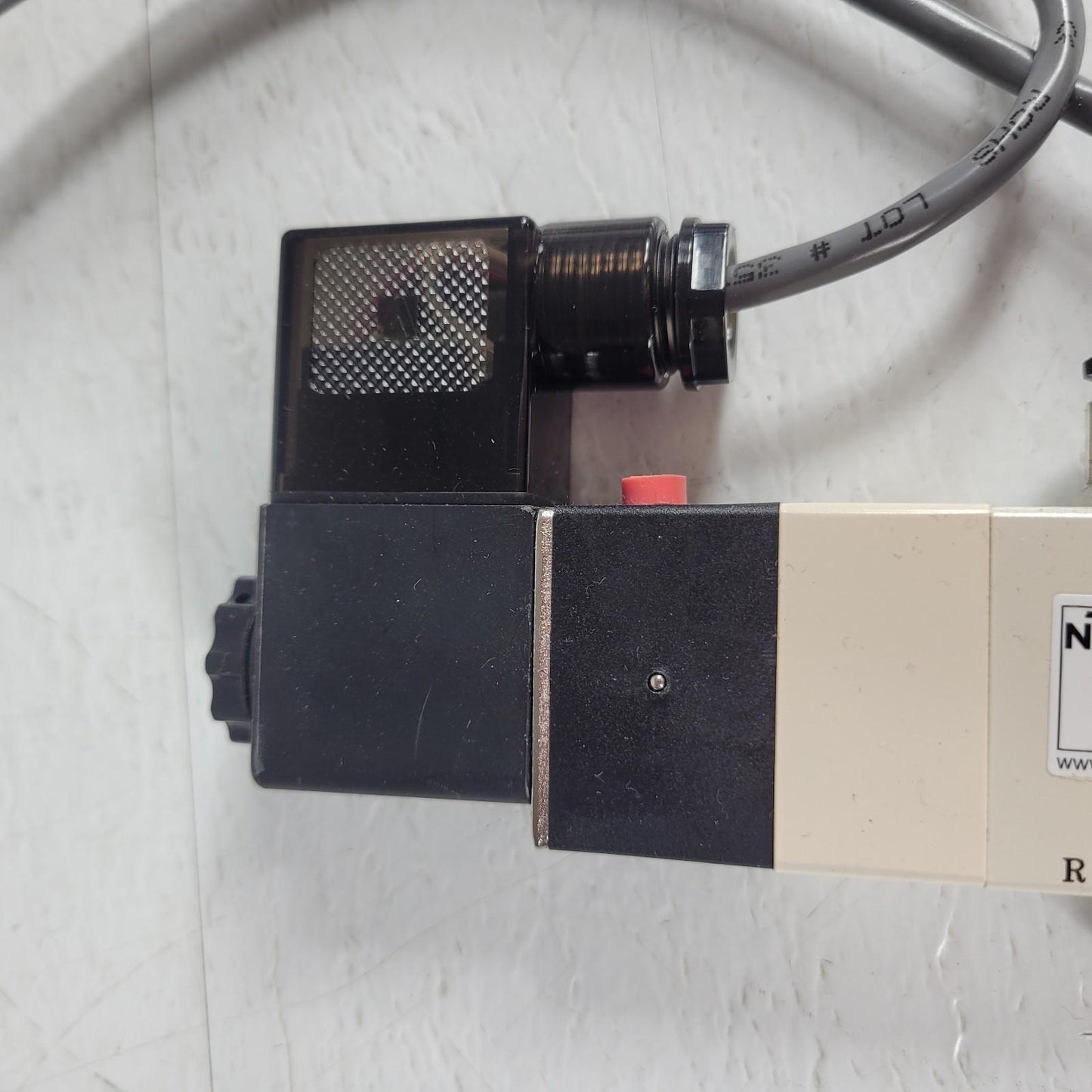 NITRA AVS-533C3-24D Pneumatic Solenoid Valve 5-port 3/8in Female NPT Inlets