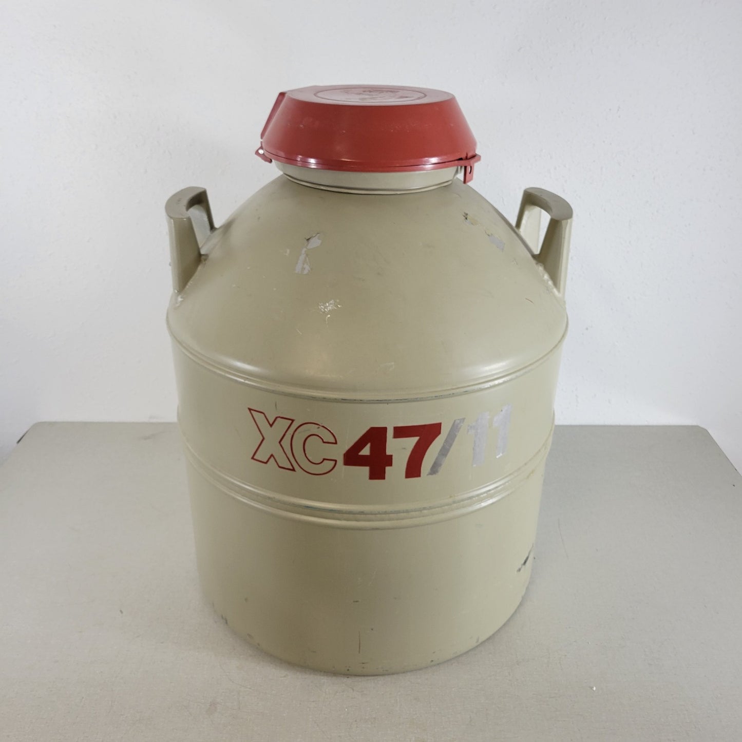 MVE Minnesota Valley Engineering XC47/11 Liquid Nitrogen Storage w/ 6x Canisters