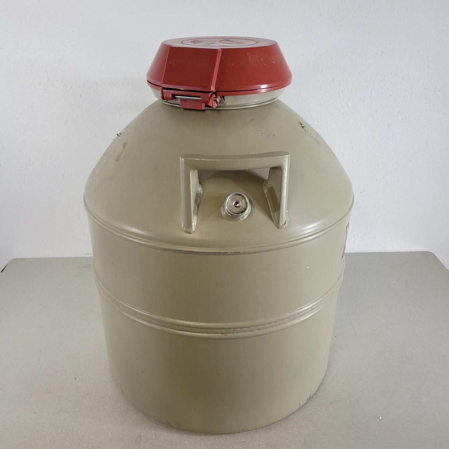 MVE Minnesota Valley Engineering XC47/11 Liquid Nitrogen Storage w/ 6x Canisters