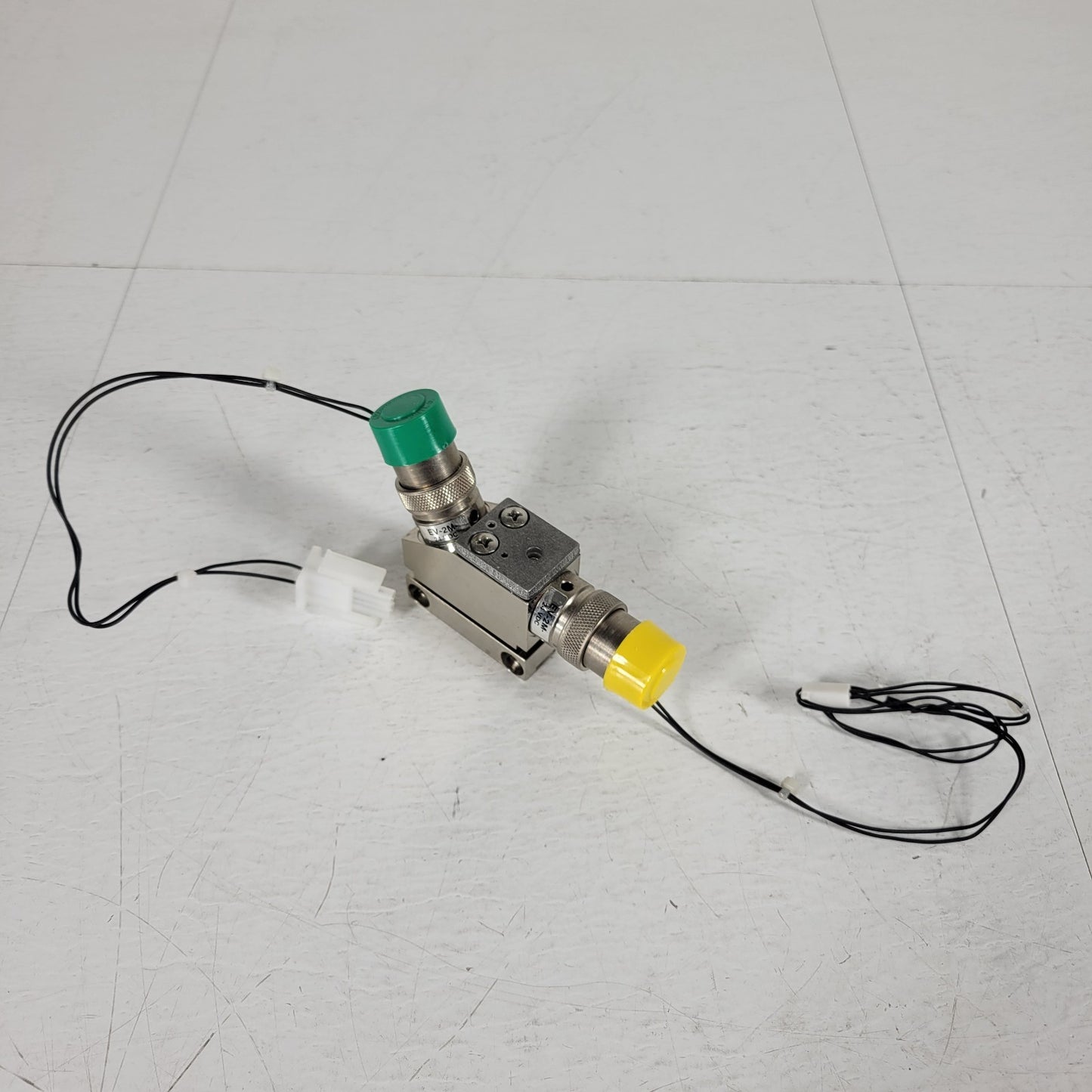 Clippard EV-2M-24 VDC Dual Pneumatic Valve Block Manifold 1/8" OD Tubing 1/16"