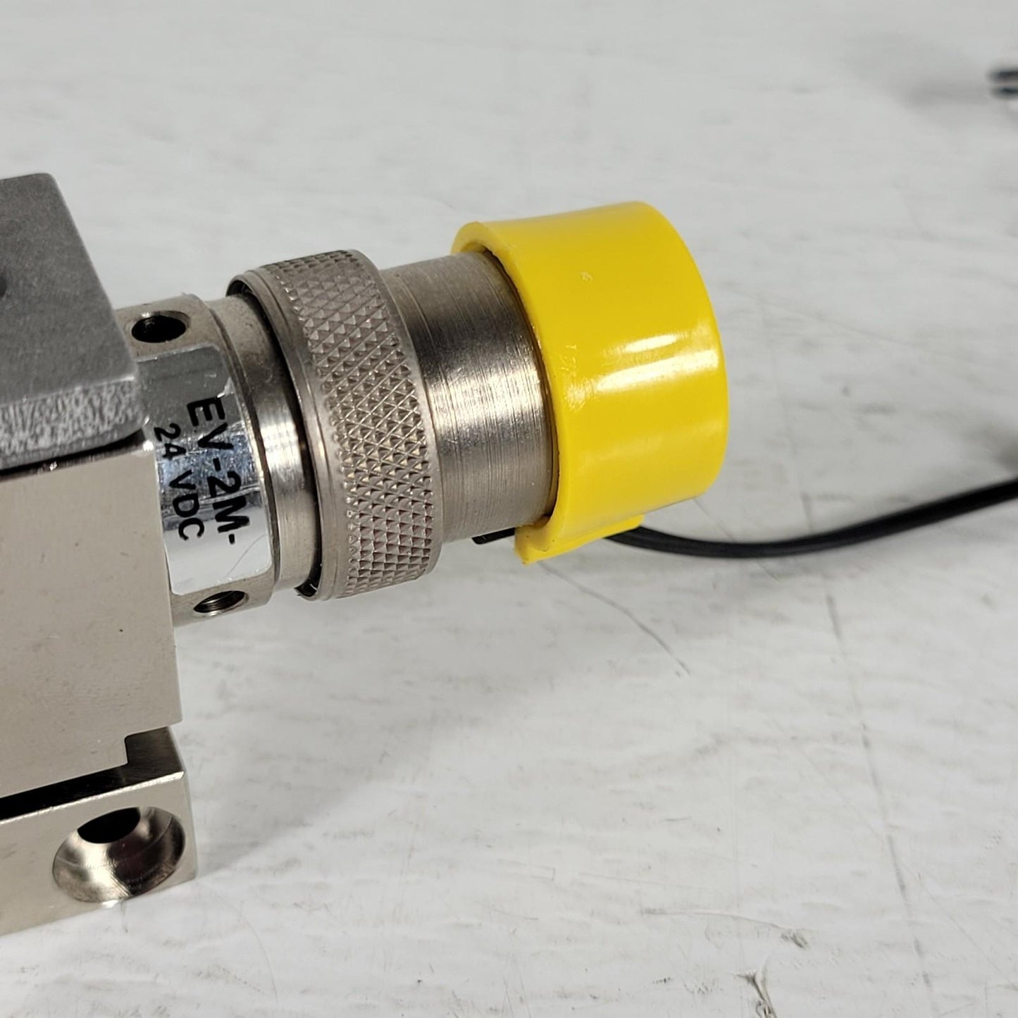 Clippard EV-2M-24 VDC Dual Pneumatic Valve Block Manifold 1/8" OD Tubing 1/16"