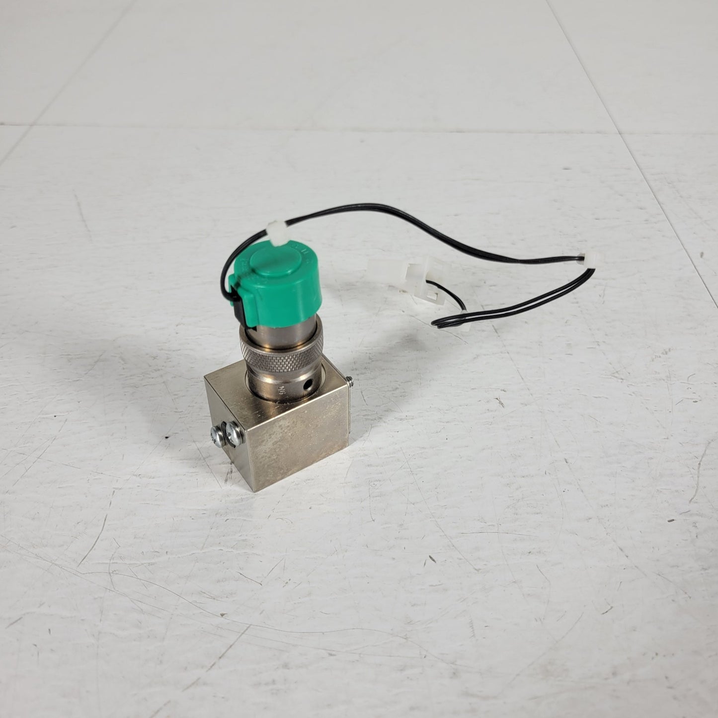 Clippard EV-2M-24 VDC Single Pneumatic Valve Block Manifold 1/8" OD Passthrough