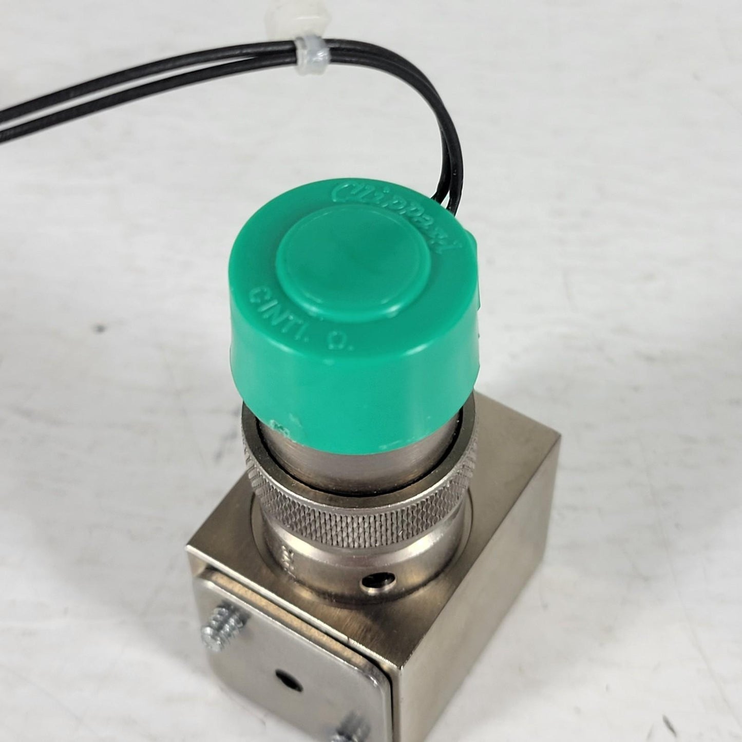 Clippard EV-2M-24 VDC Single Pneumatic Valve Block Manifold 1/8" OD Passthrough