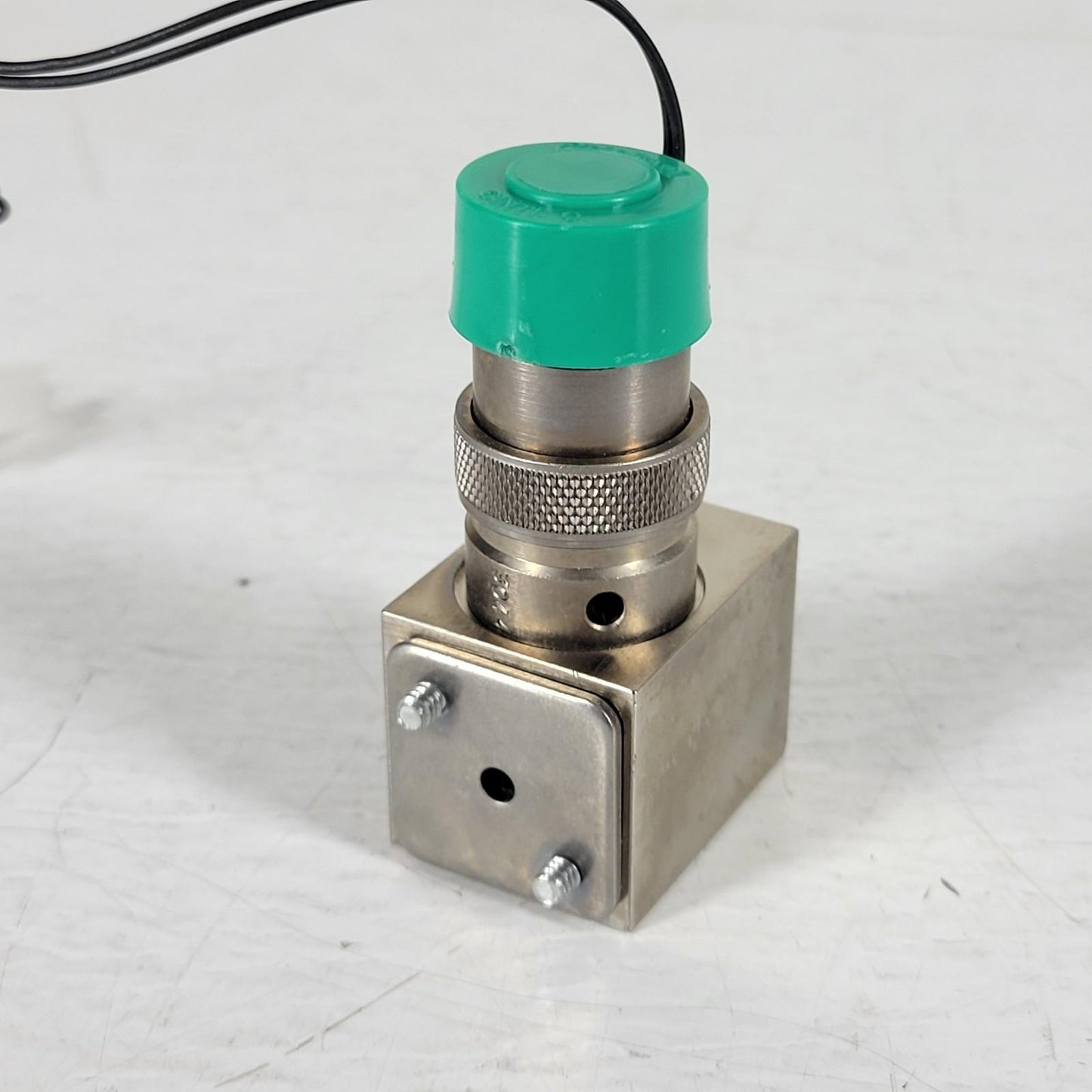 Clippard EV-2M-24 VDC Single Pneumatic Valve Block Manifold 1/8" OD Passthrough