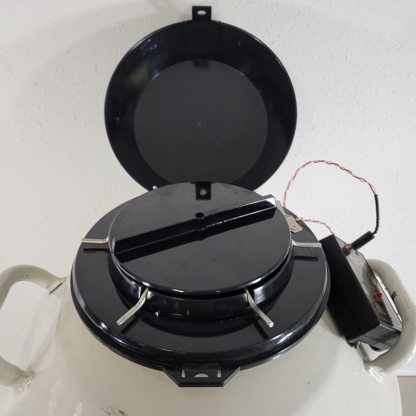 CBS Custom Biogenic Systems XC47/11 Cryochamber Liquid Nitrogen and Rolling Base