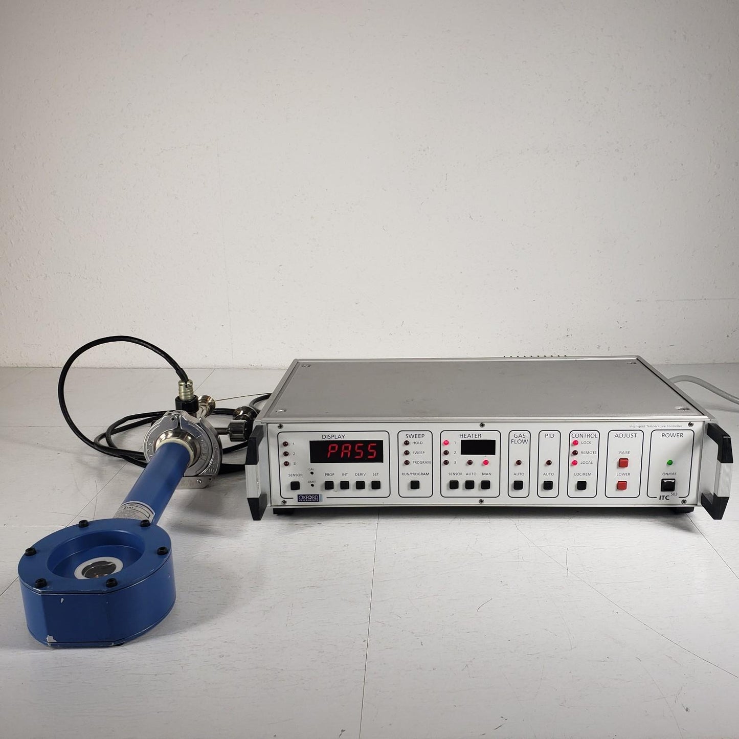 TESTED Oxford Instruments Cryogen Microstat He w/ ITC503 Temperature Controller