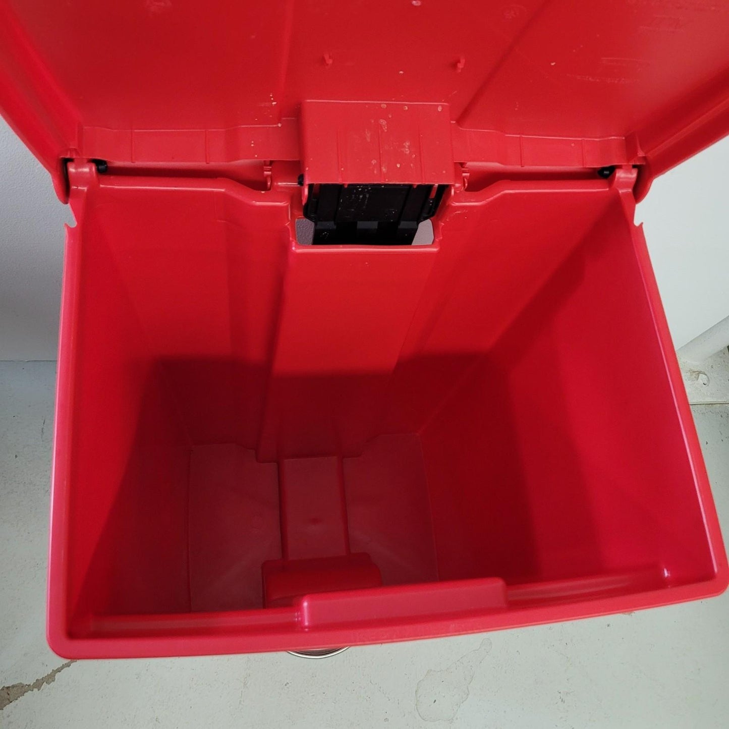 Rubbermaid H-2670R RED Commercial Step-On Waste Container Trash Receptacle