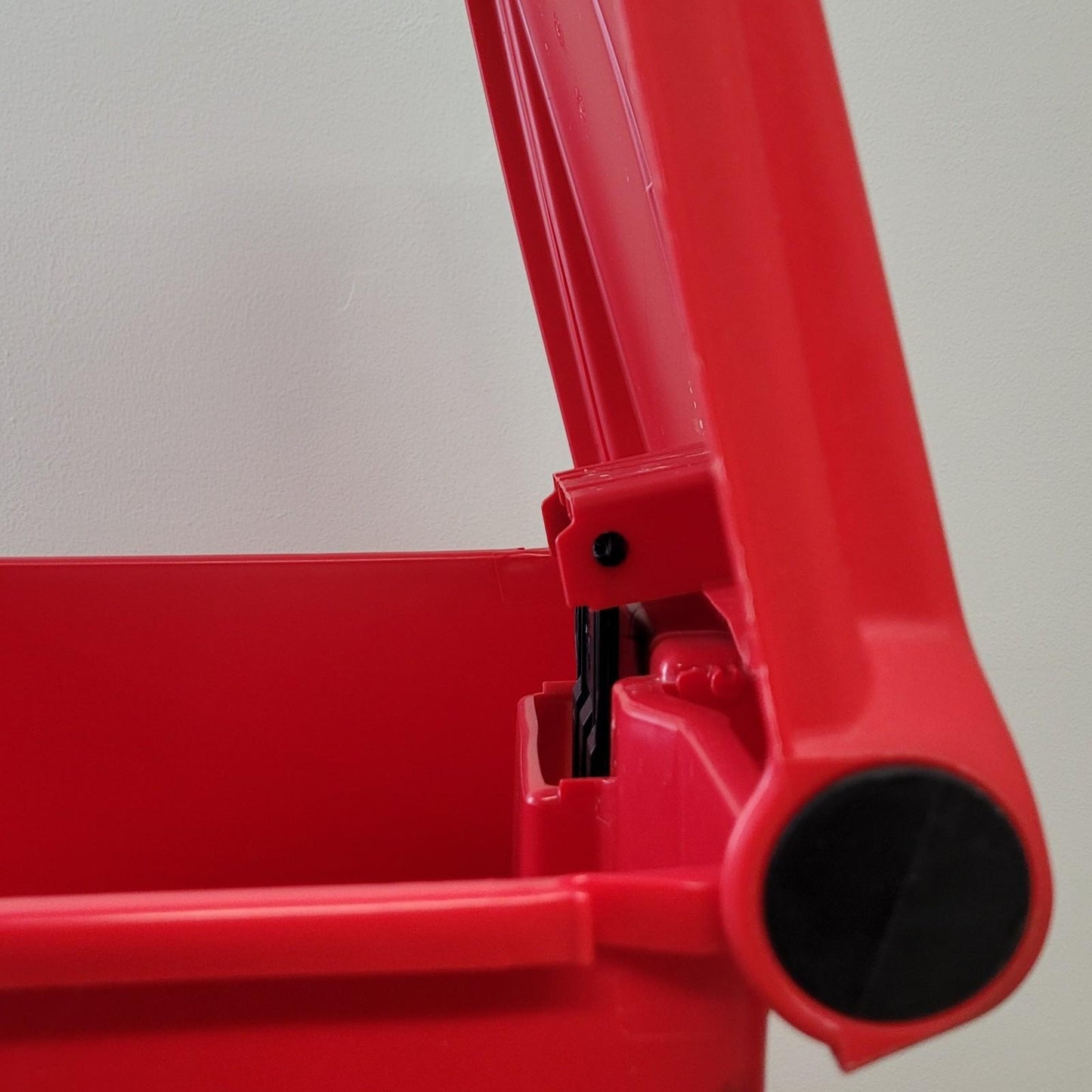Rubbermaid H-2670R RED Commercial Step-On Waste Container Trash Receptacle