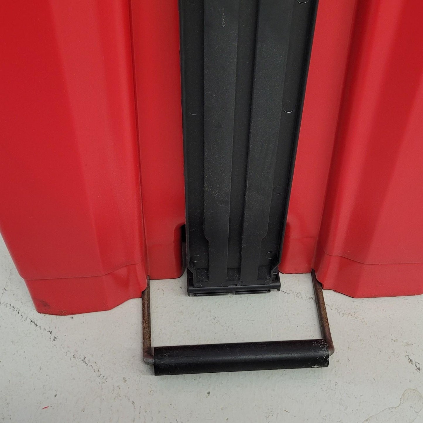 Rubbermaid H-2670R RED Commercial Step-On Waste Container Trash Receptacle