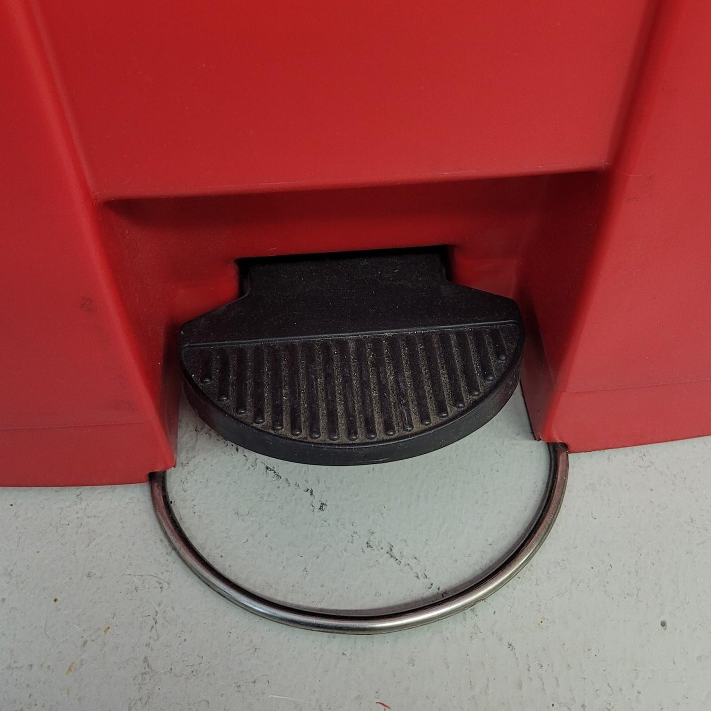 Rubbermaid H-2670R RED Commercial Step-On Waste Container Trash Receptacle