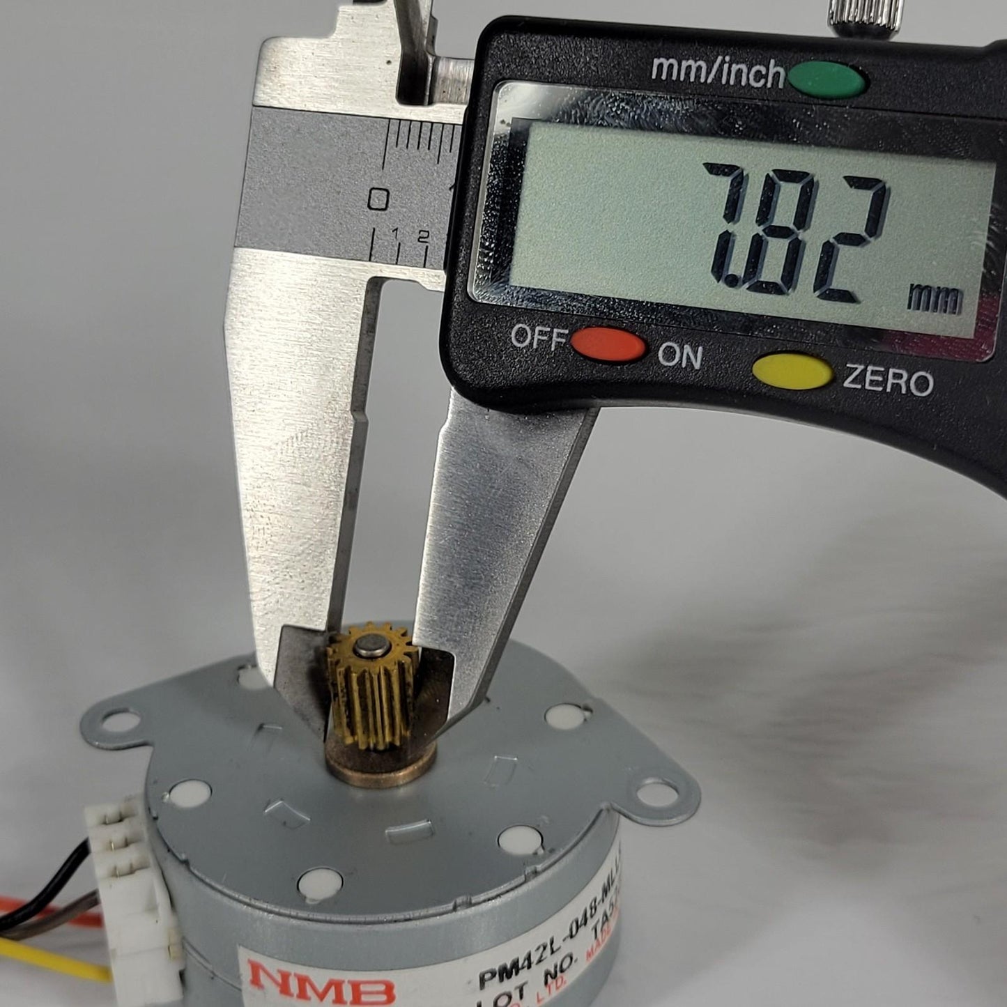 NMB Minebea Stepper Motor PM42L-048-MLL8 Gear Shaft 4 Wire 24V DC 48 Step 7.5deg