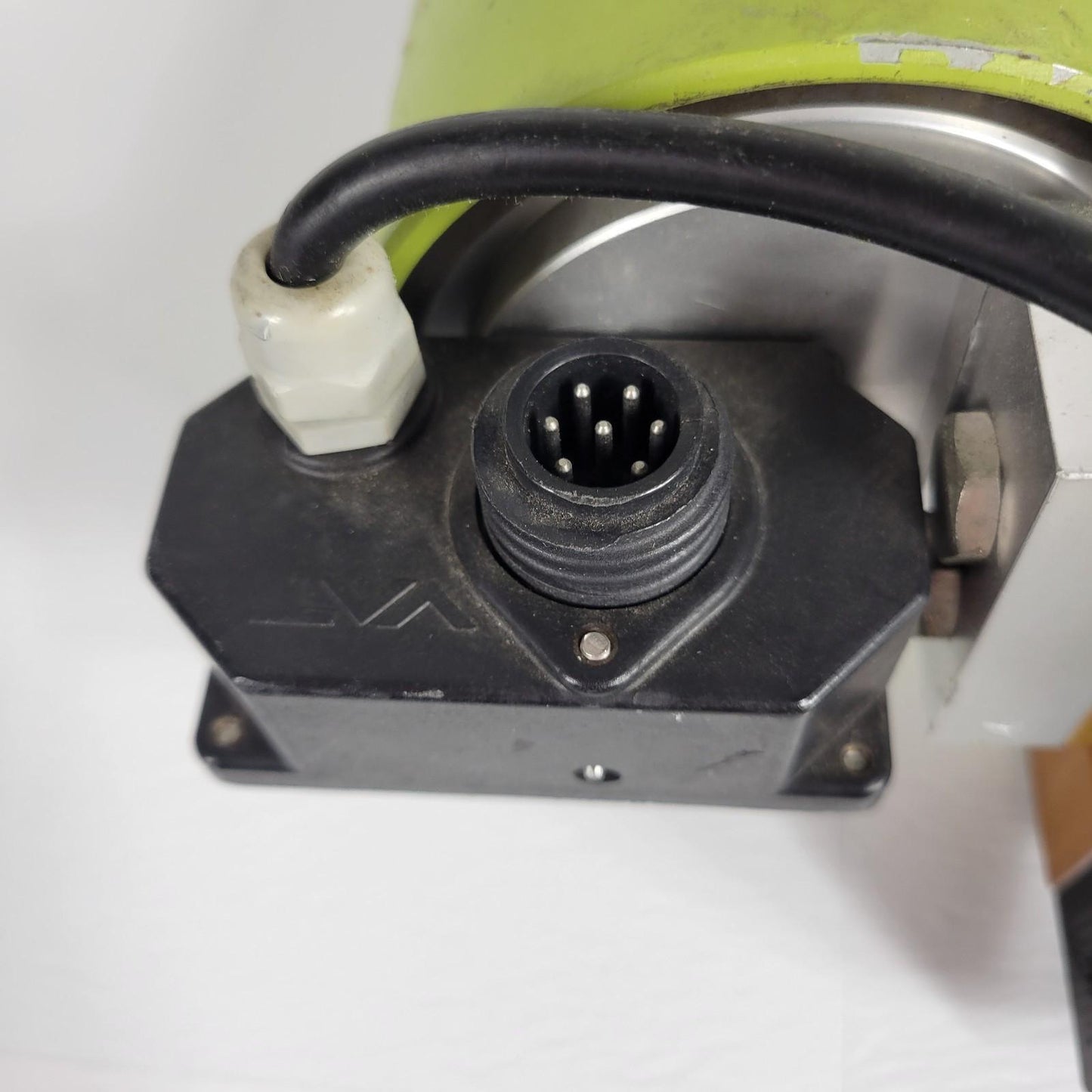 TESTED VAT F57-57108-10 Pneumatic Right Angle Valve 1.33" CF Conflat DN16CF NC