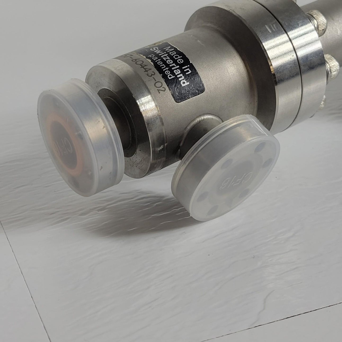 VAT F57-60443-02 Pneumatic Right Angle Valve 1.33" CF Conflat DN16CF NC 24VDC
