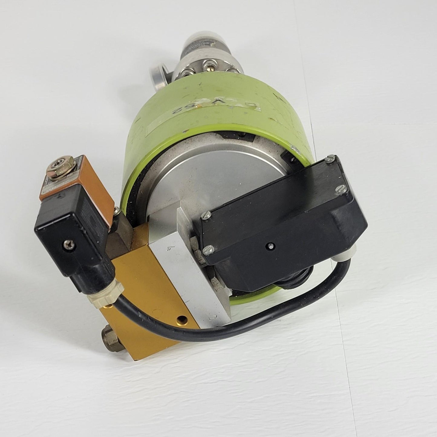 VAT F57-60443-02 Pneumatic Right Angle Valve 1.33" CF Conflat DN16CF NC 24VDC
