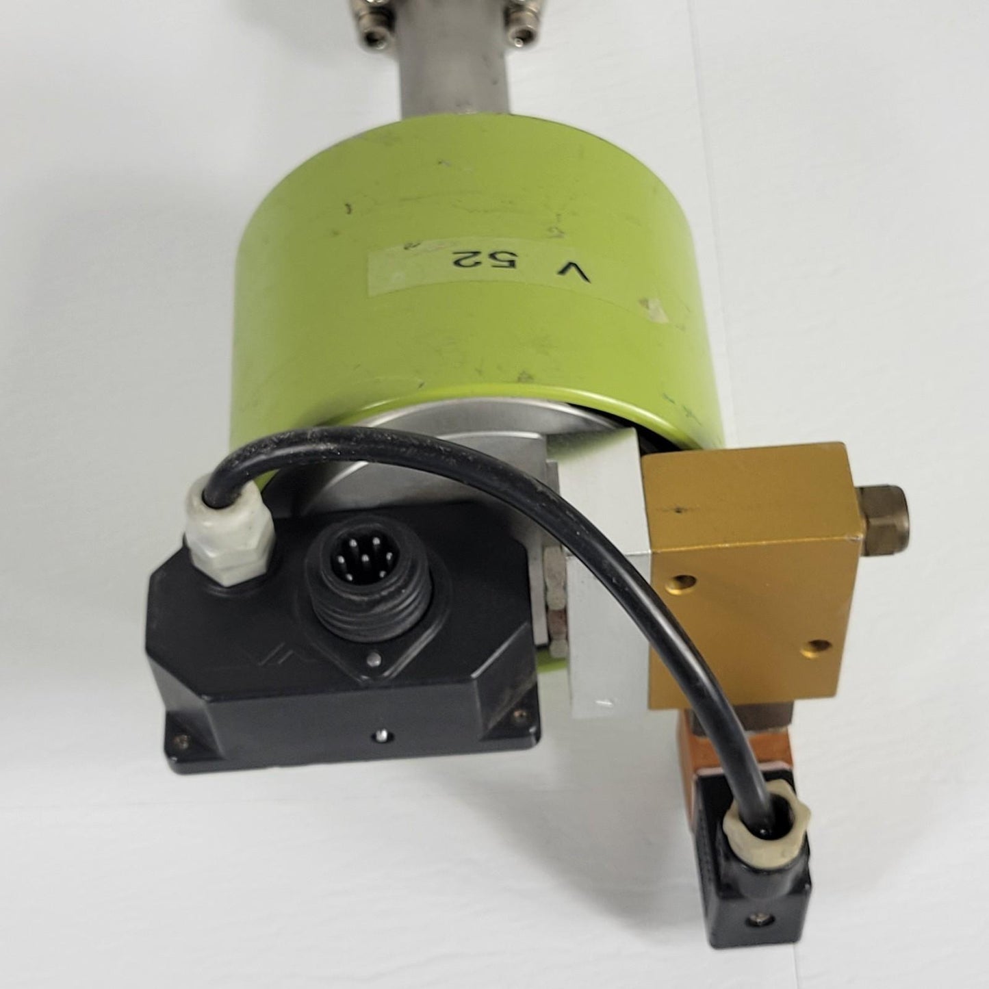 VAT F57-60443-02 Pneumatic Right Angle Valve 1.33" CF Conflat DN16CF NC 24VDC