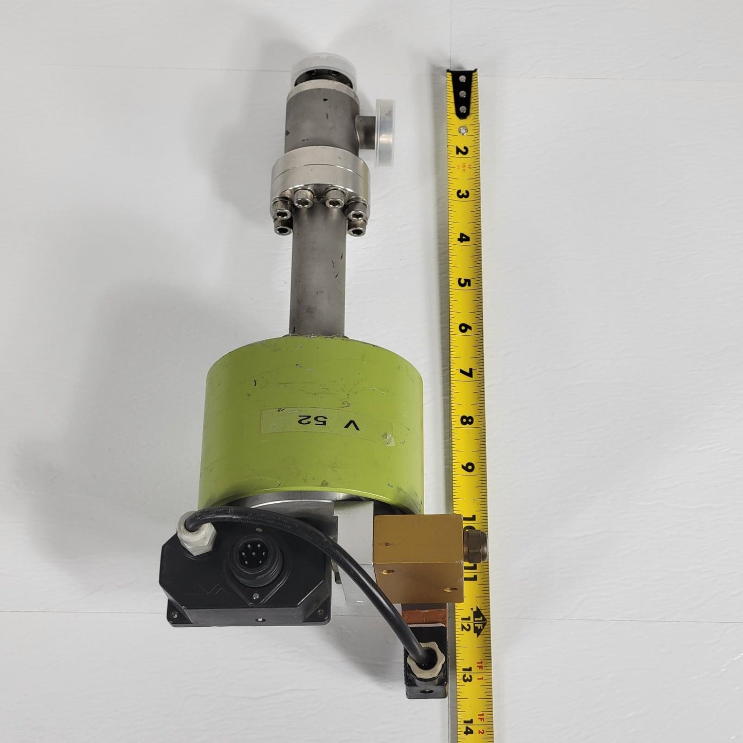 VAT F57-60443-02 Pneumatic Right Angle Valve 1.33" CF Conflat DN16CF NC 24VDC
