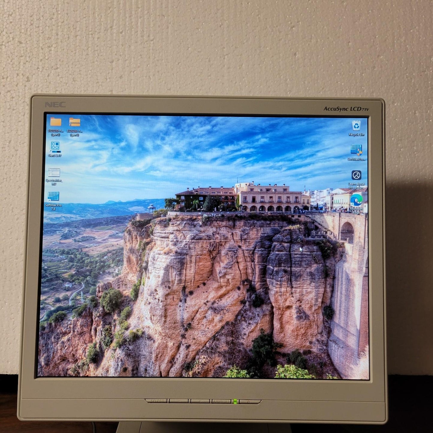 Vintage NEC L172R6 AccuSync LCD71V Monitor Aspect Ratio 4:3 Resolution 1280x1024