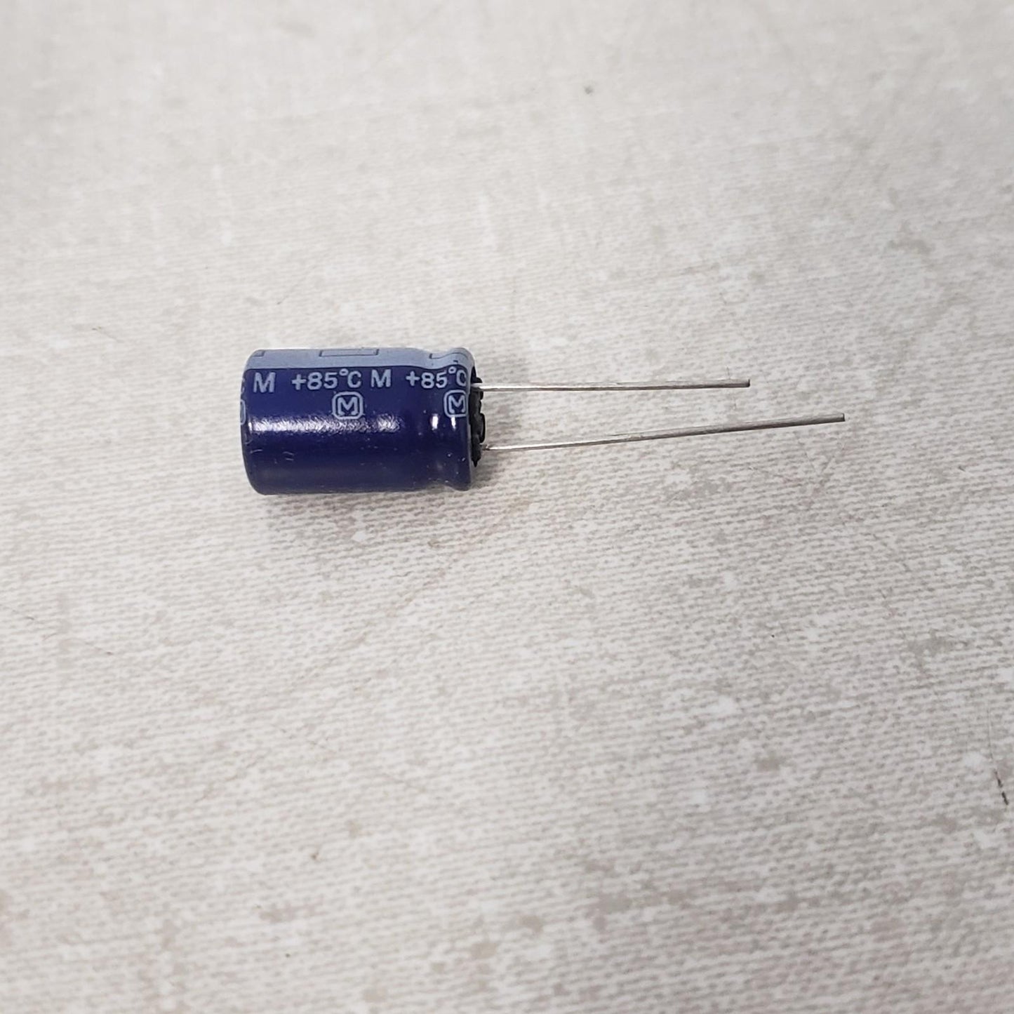 100 Unit Panasonic Capacitor 1000 µF 16 V Aluminum Electrolytic Capacitors P5142