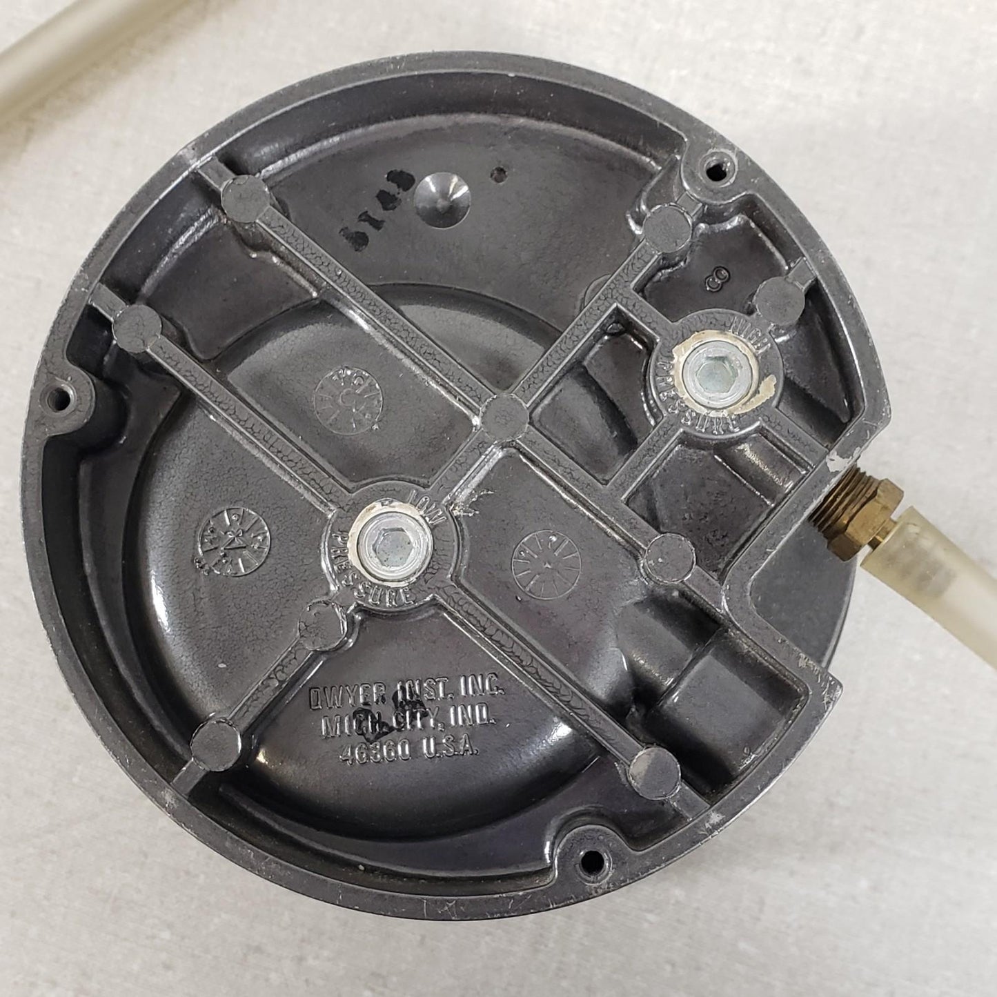 DWYER INSTRUMENTS Magnehelic Differential Pressure Gage 15 Inches Water 8 Ounces