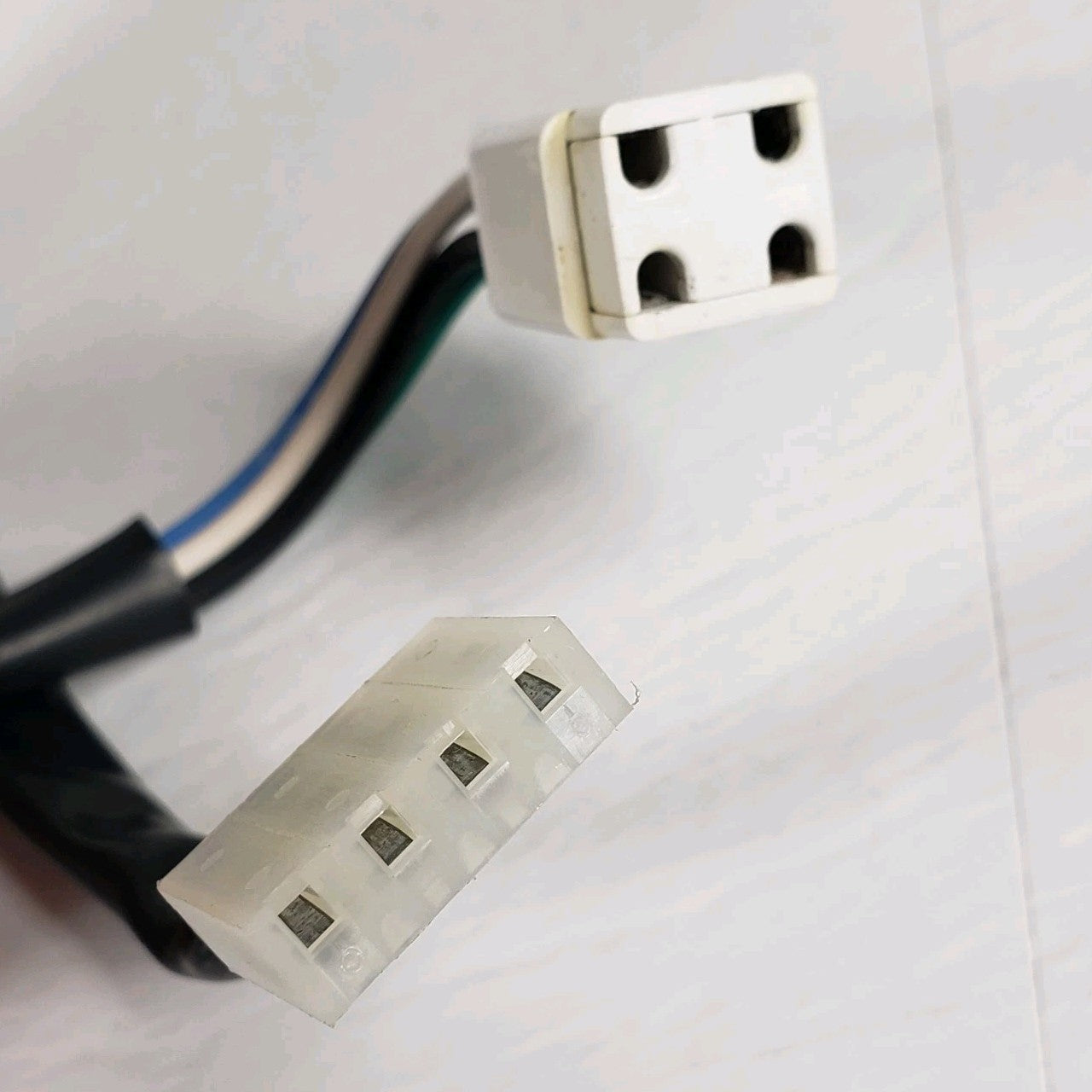 Edwin Gaynor LH0901/709-7 Socket-to-4 pin Socket Cable for a Millipore Lamp