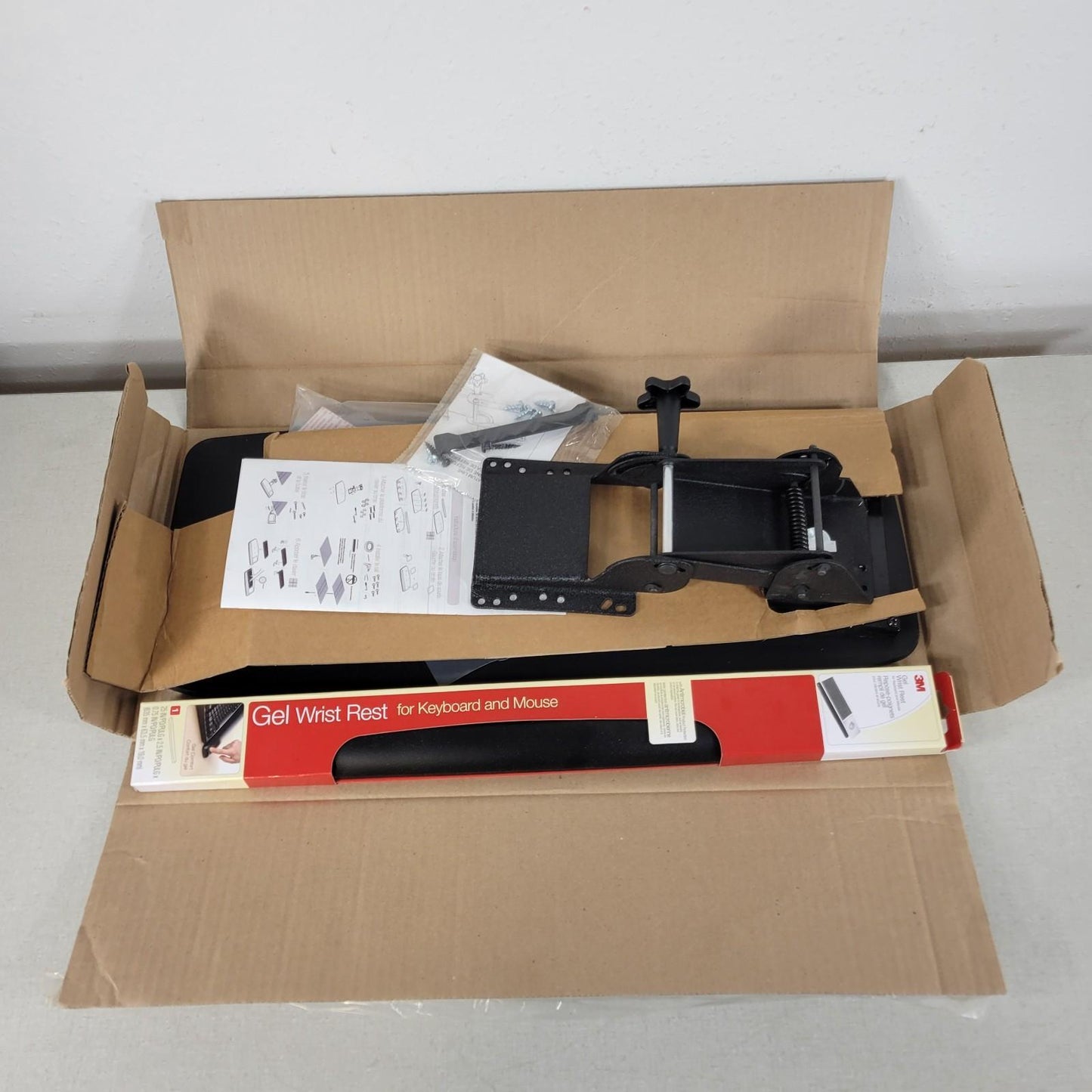 3M KP100LE Adjustable Keyboard Tray 25-1/2" x 12" x 1-1/4" w/ Gel Wrist Rest