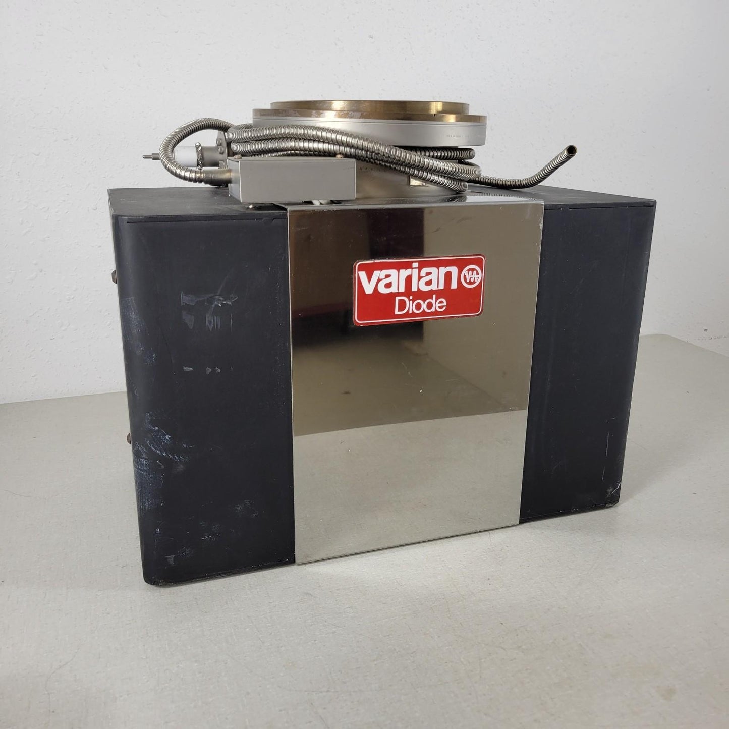 Agilant Varian 9191611M2000 VacIon 300 Diode Ion Pump DN160CF 8" Conflat UHV