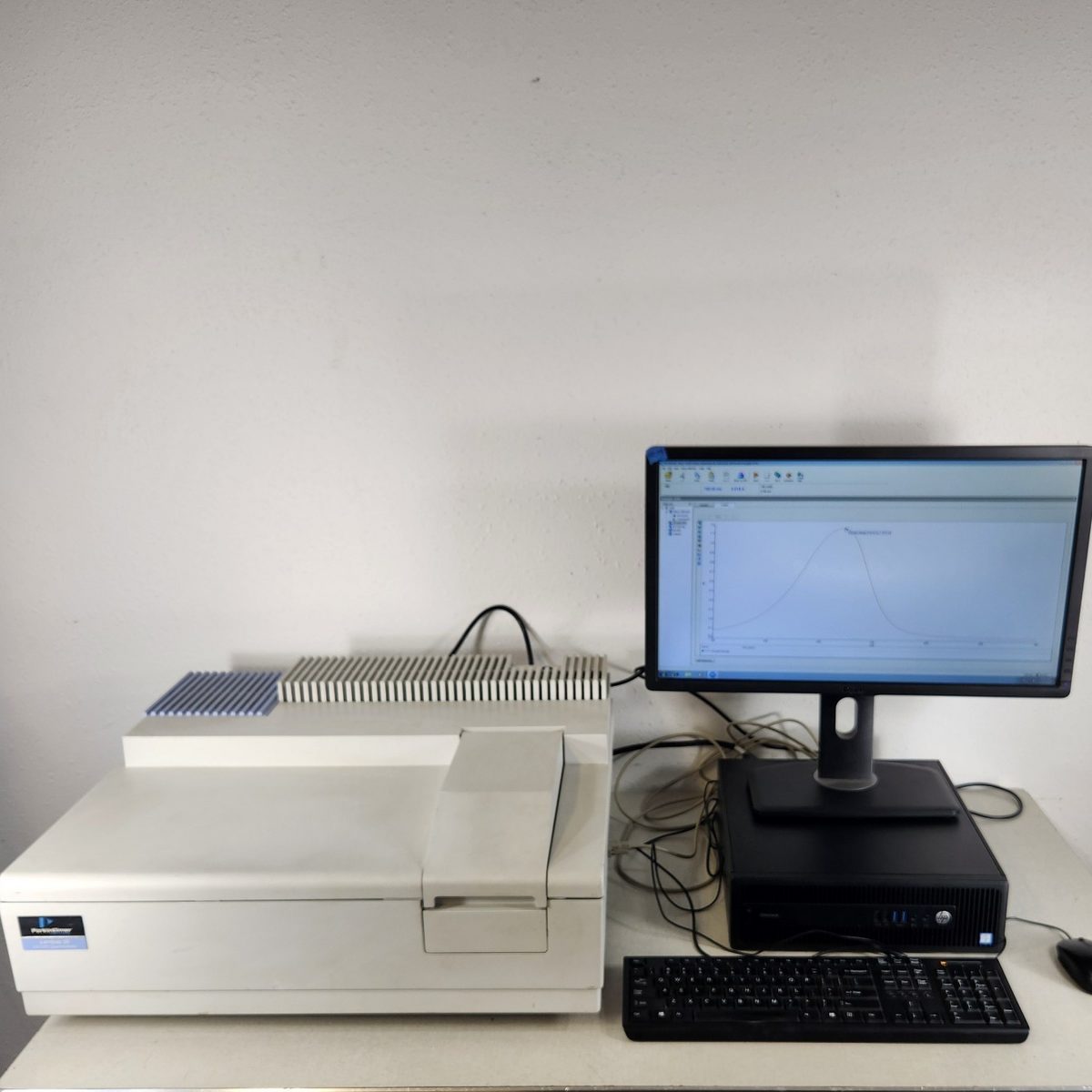 TESTED PerkinElmer Lambda 35 UV/VIS Double Beam Spectrophotometer w/ PC Software
