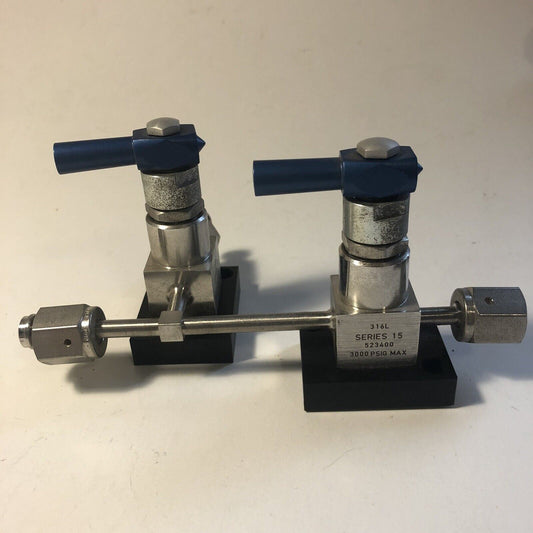 Two Connected Parker 523400 Manual Valves 316L Series 15 3000 PSIG Max 1/4" VCR