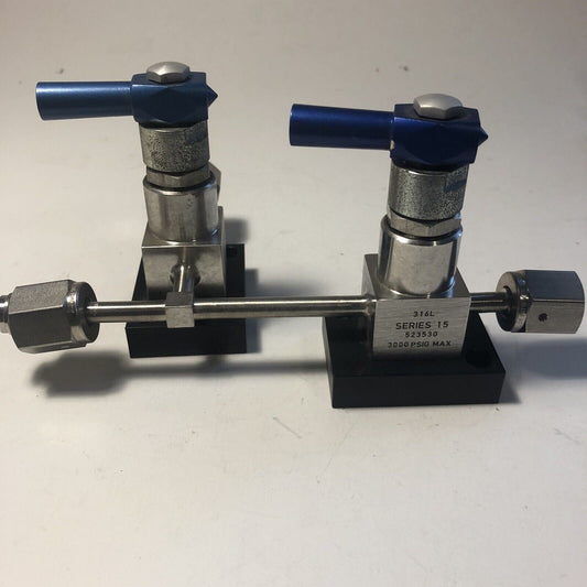 Two Connected Parker 523530 & 523400 Manual Valves 316L Series 15 3000 PSIG VCR