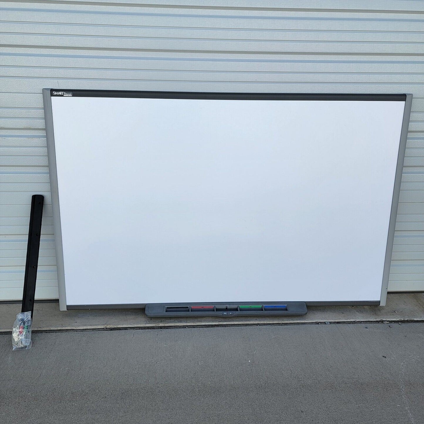 Smart Board 87" White Board SB685-R2-713548 w/ Markers, Eraser