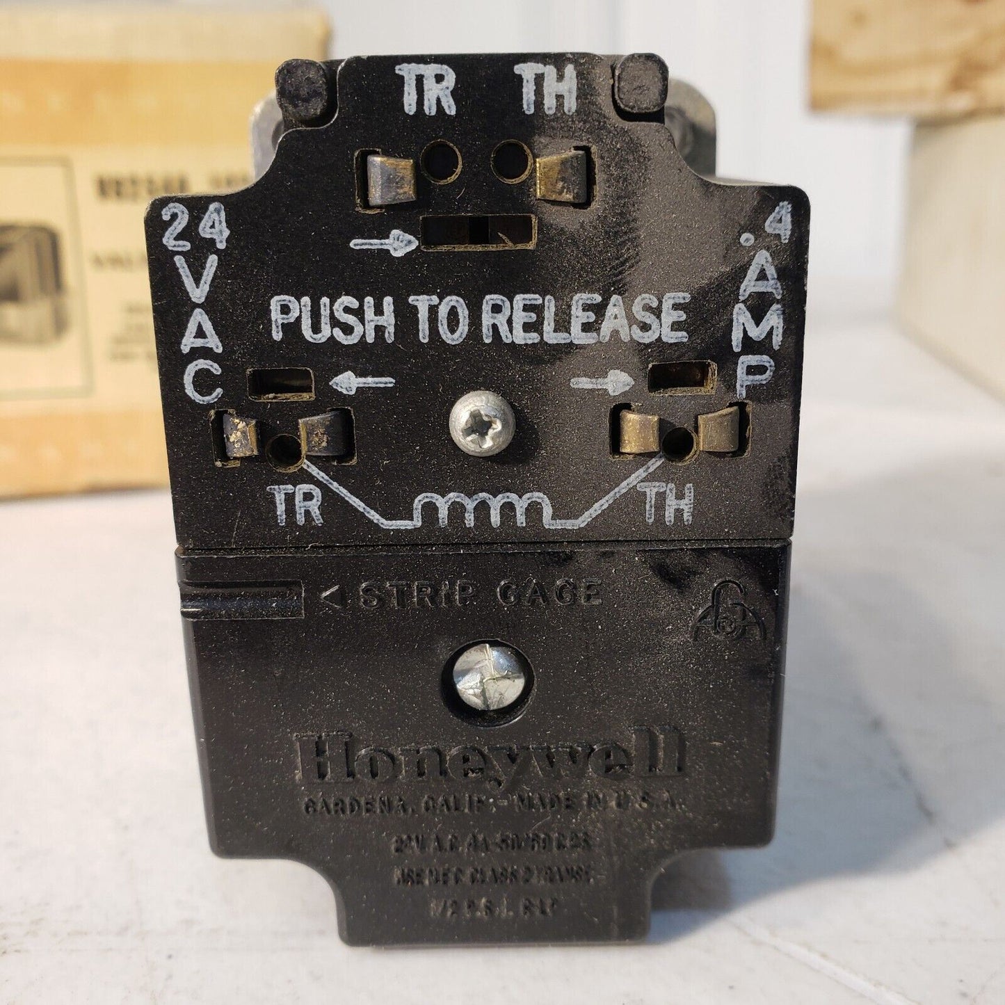 Honeywell V8254A 1023 24-V Valve Operator 115,000 and 224,000 BTU