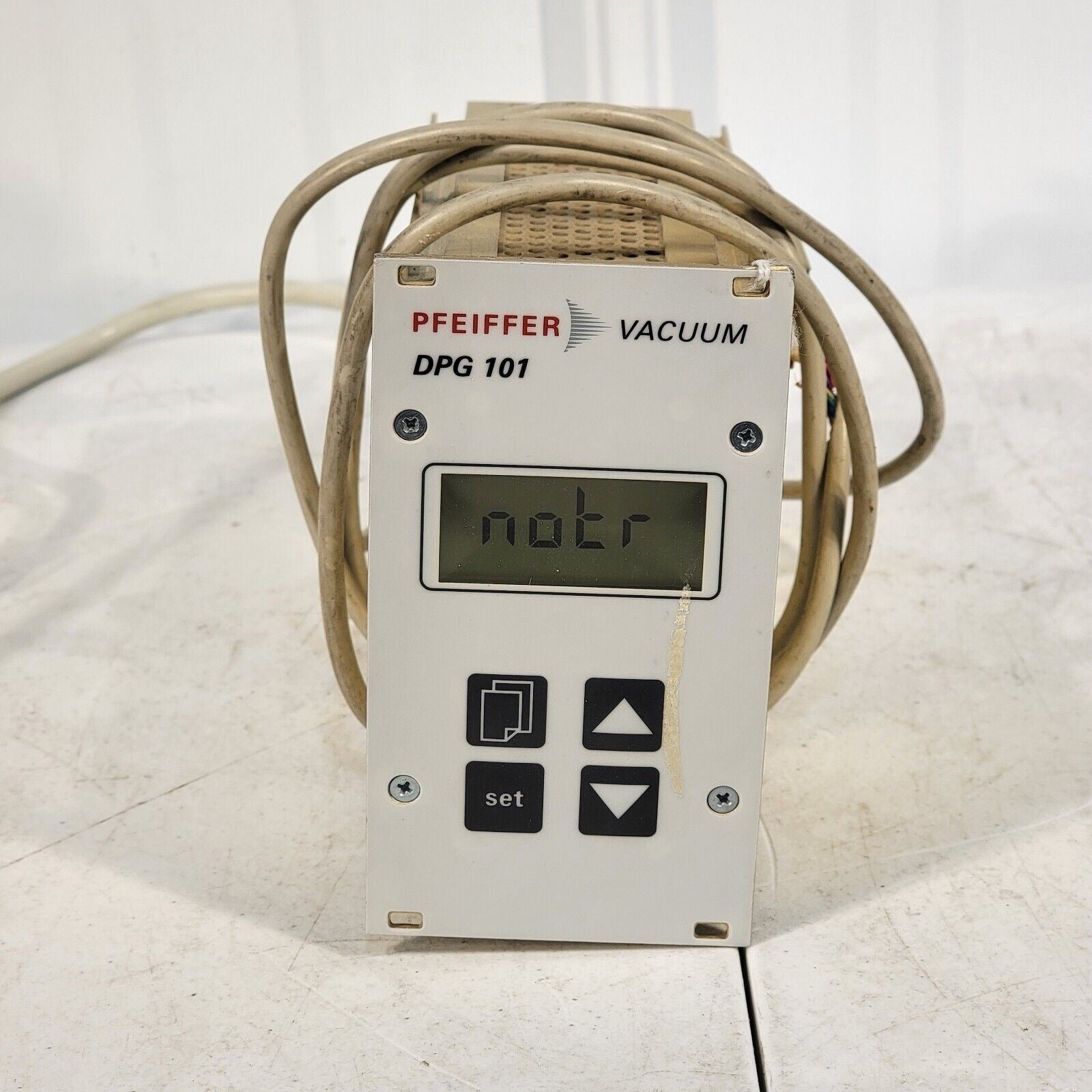 Pfeiffer Vacuum DPG 101 Pressure Gauge DigiLine PT G10 010 – Lab ...