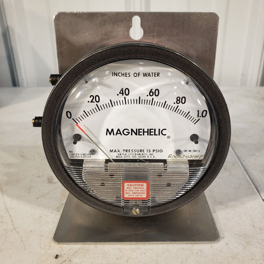 Dwyer 2001 C Magnehelic Differential Pressure Gauge Max 15 PSIG Max 140⁰F
