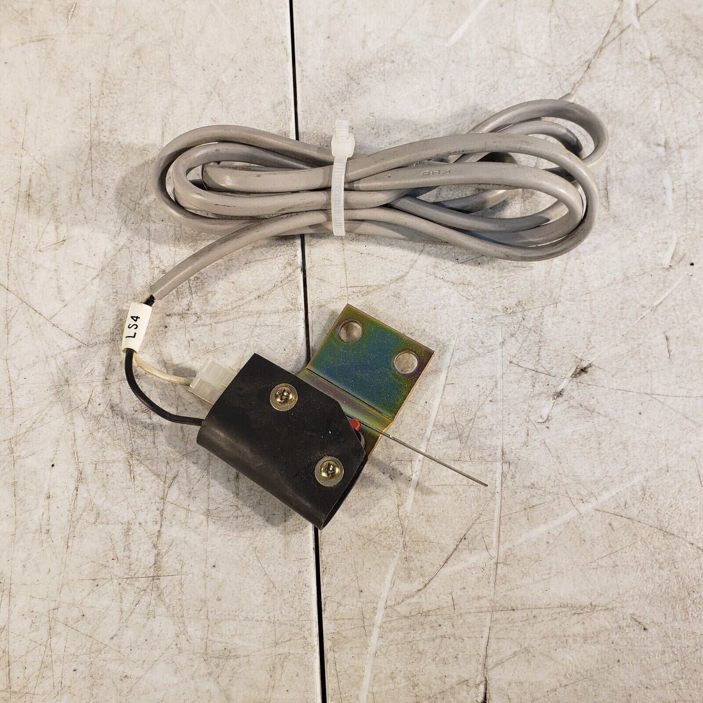StraPack 0750-110090 Micro-Switch LS4, For RQ-8, Omron VX-013-1A3