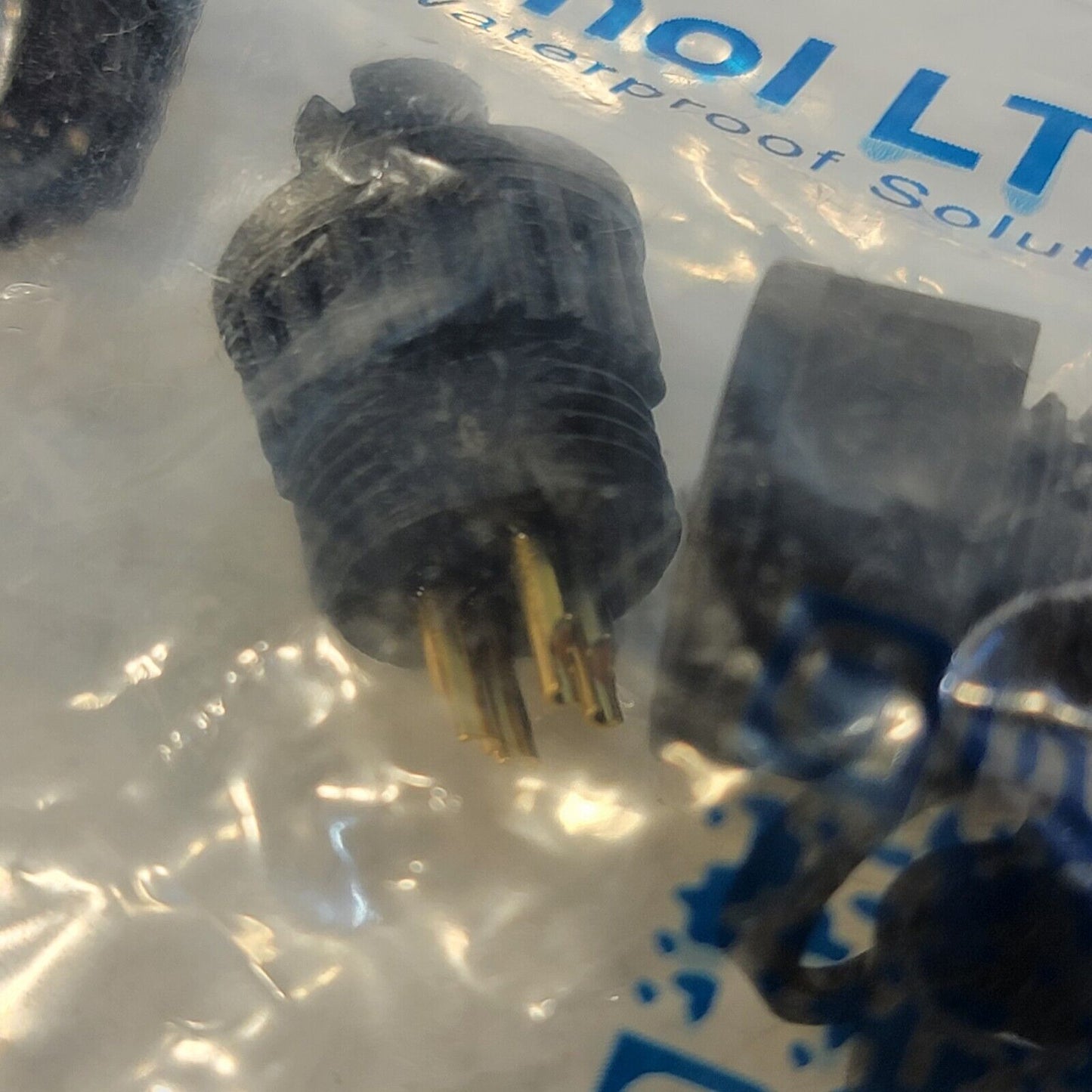Amphenol 	AU-04BFFA-LL7001 CONN PLUG FMALE 4P GOLD SLDR CUP Waterproof
