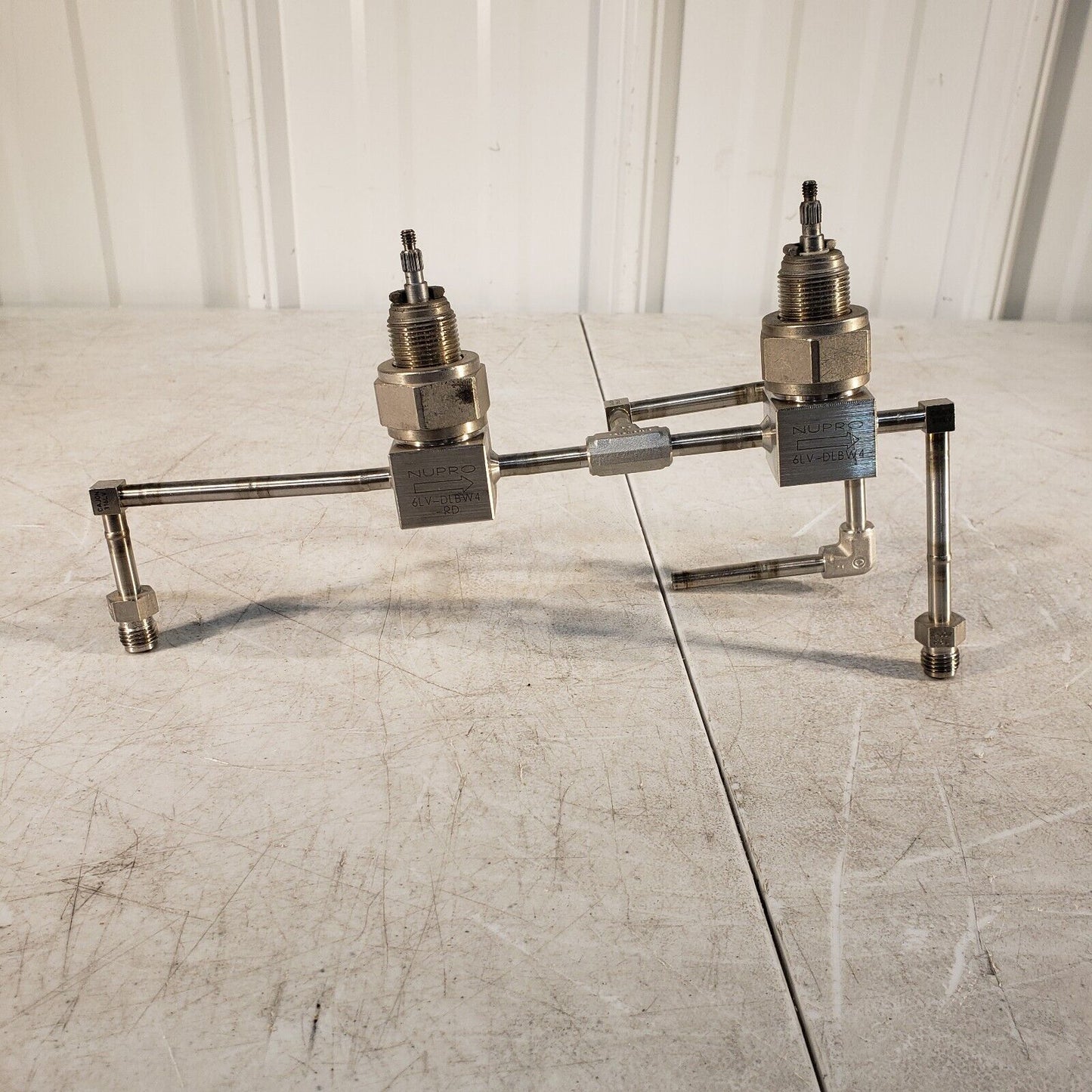 2x Nupro 6LV-DLBW4 Valves, 1/4" Tubing Assem. and 1/4" Swagelok Ends High Vacuum