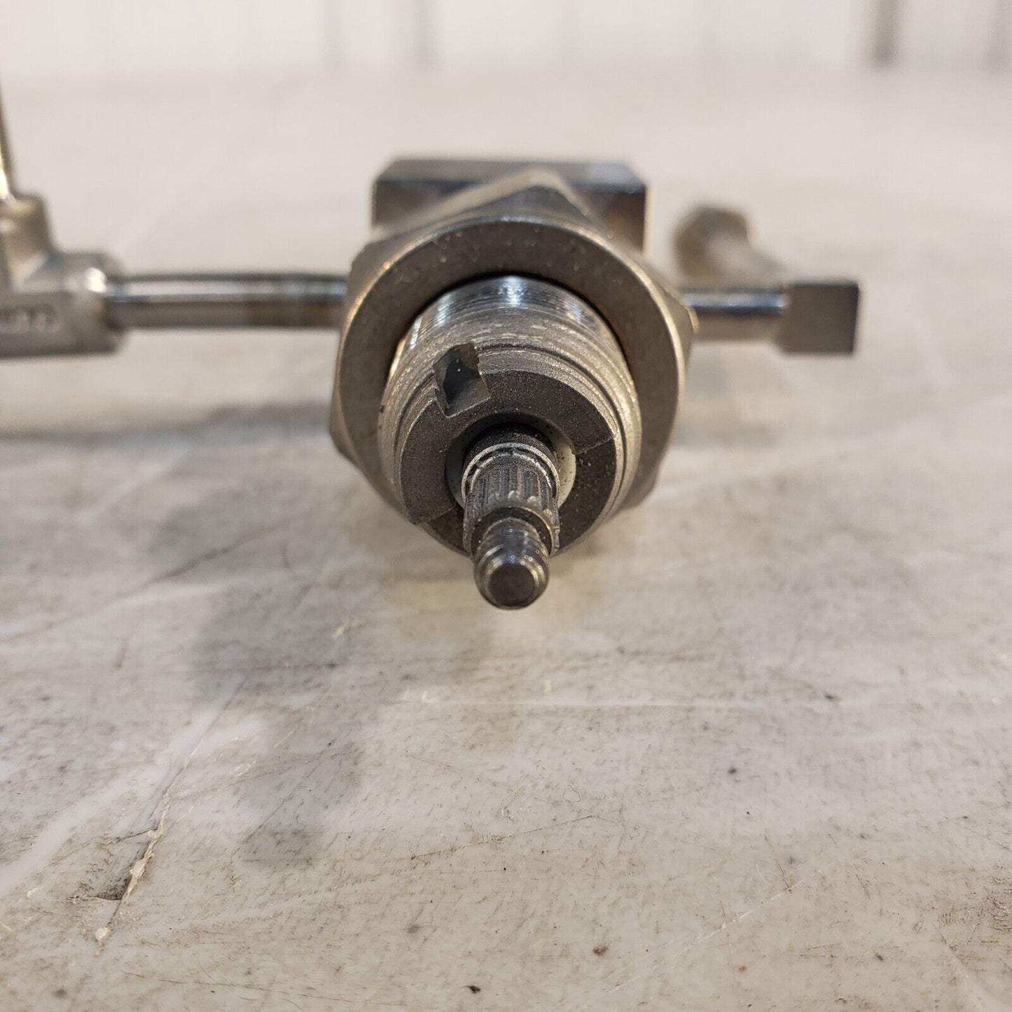 2x Nupro 6LV-DLBW4 Valves, 1/4" Tubing Assem. and 1/4" Swagelok Ends High Vacuum