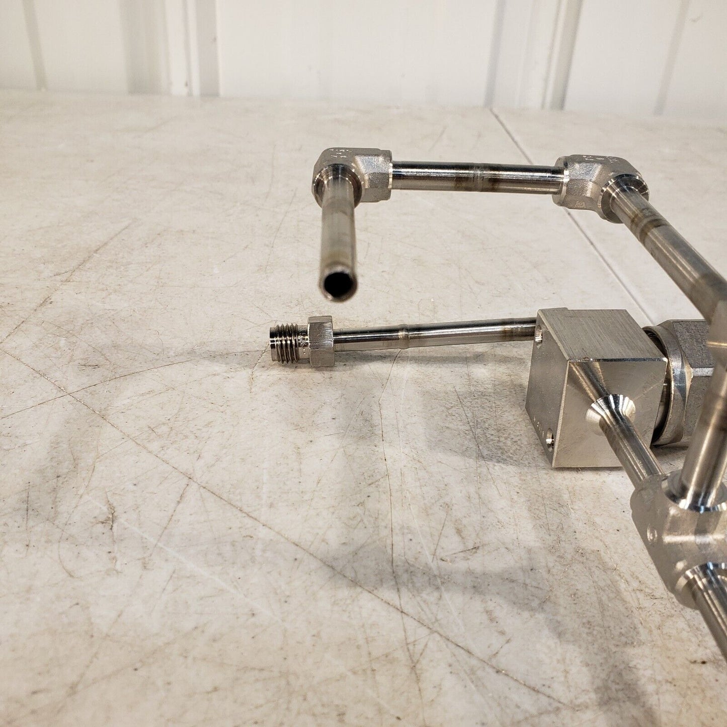 2x Nupro 6LV-DLBW4 Valves, 1/4" Tubing Assem. and 1/4" Swagelok Ends High Vacuum