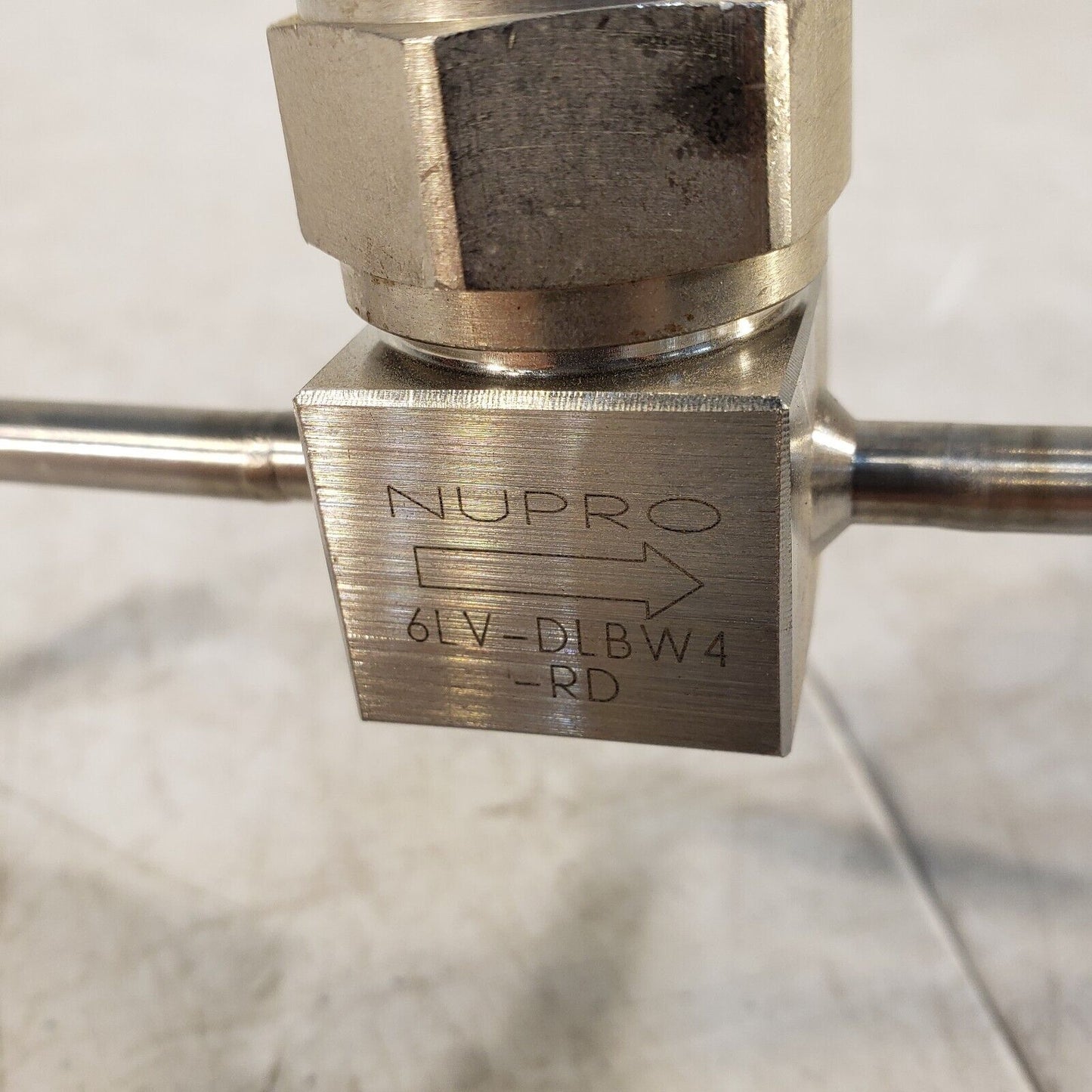 2x Nupro 6LV-DLBW4 Valves, 1/4" Tubing Assem. and 1/4" Swagelok Ends High Vacuum