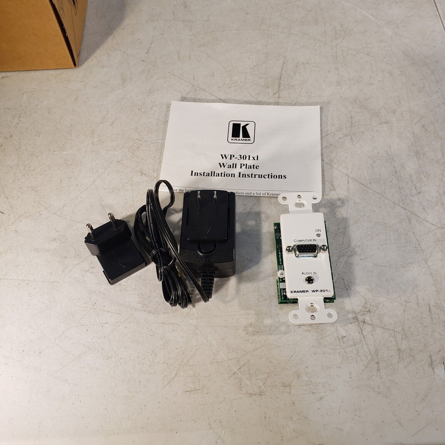 Kramer WP-301XL (W) Computer Graphics Video Stereo Audio Transmitter Wall Plate