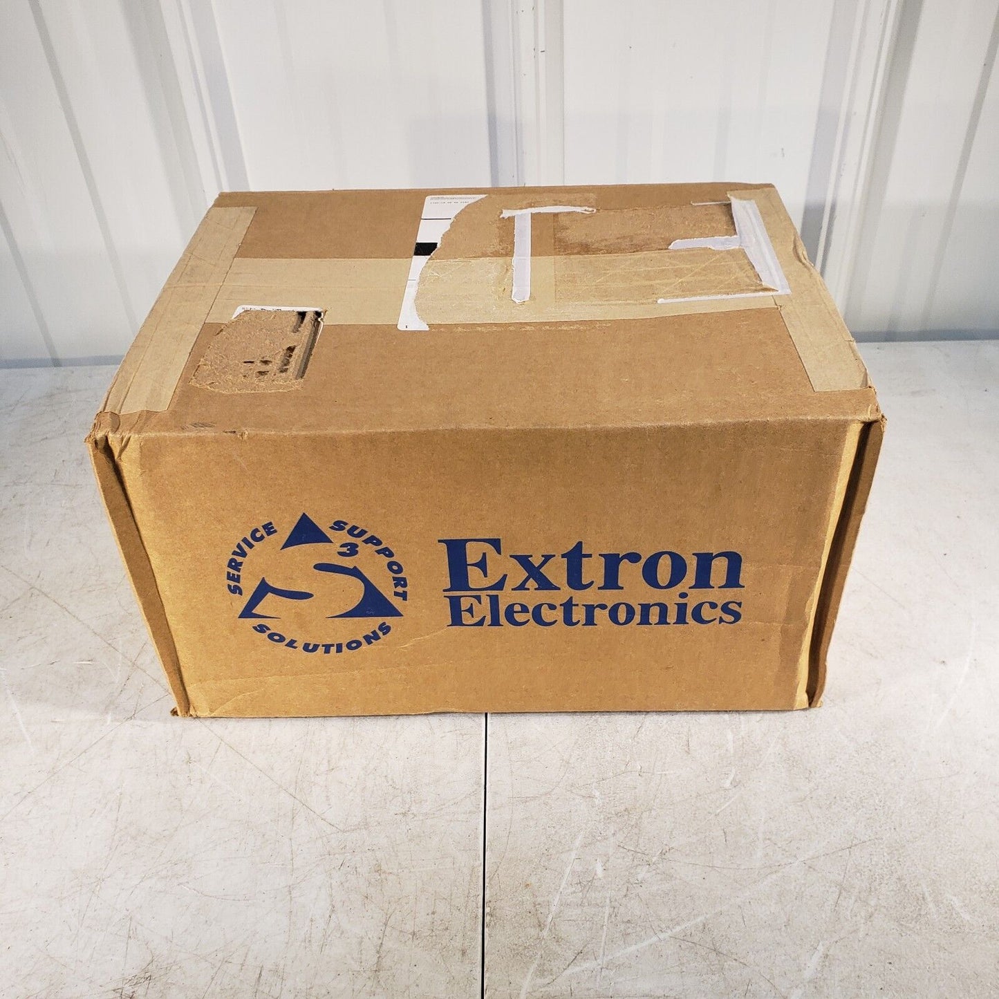 Extron 60-1399-02, Cable Cubby 202 US  - Cable Access Enclosure W/ Outlet