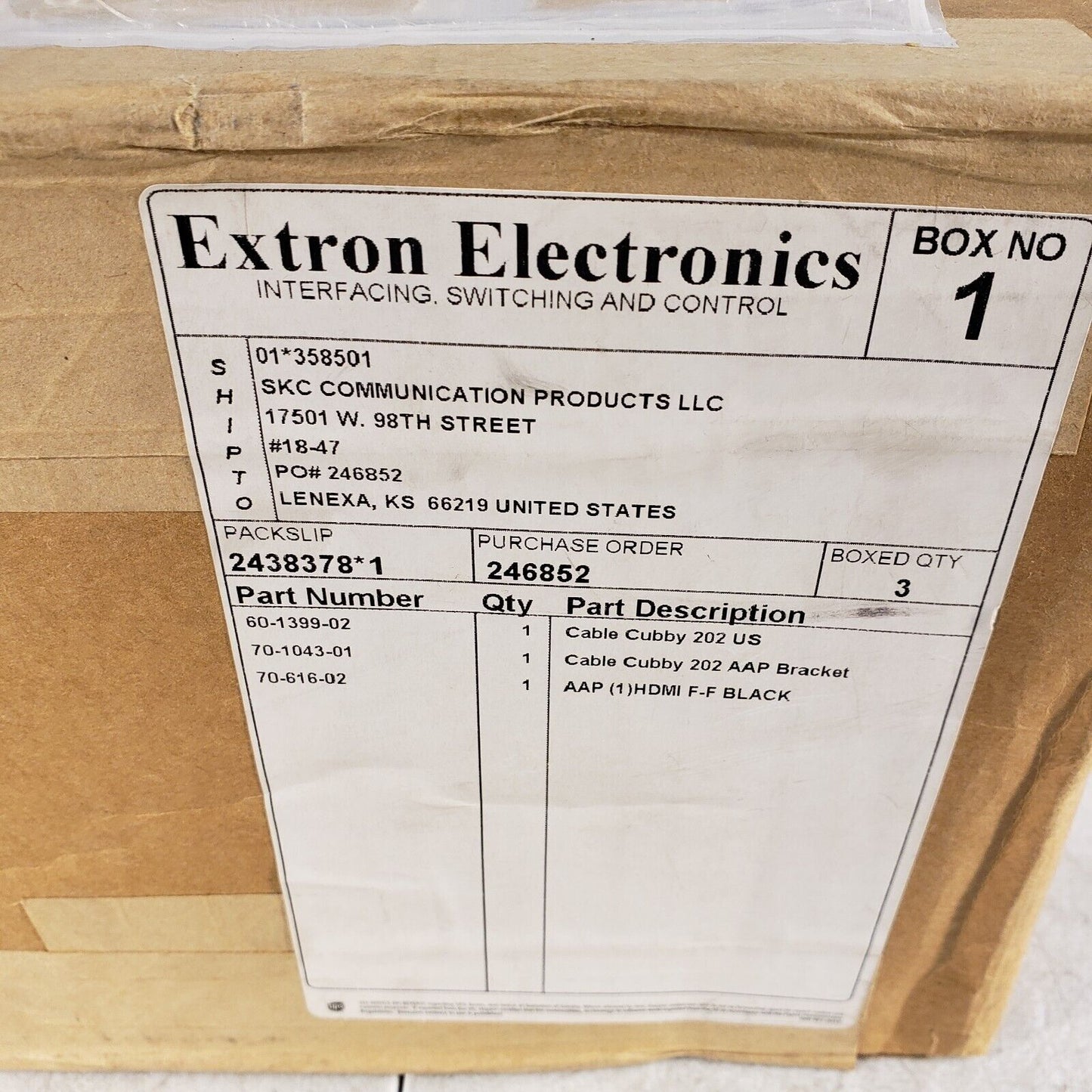 Extron 60-1399-02, Cable Cubby 202 US  - Cable Access Enclosure W/ Outlet