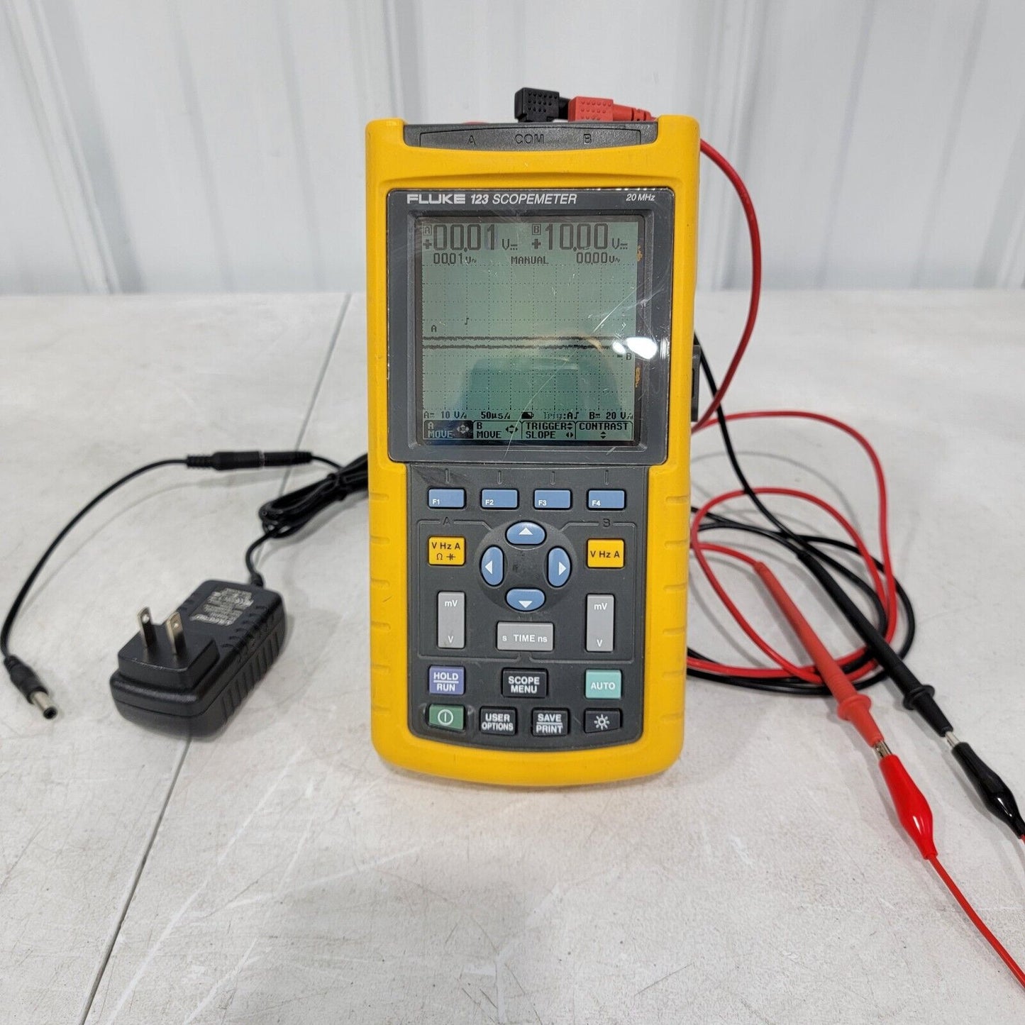 Fluke 123 20MHz Scopemeter w/ Probes, New Battery, Charger Fully Tested