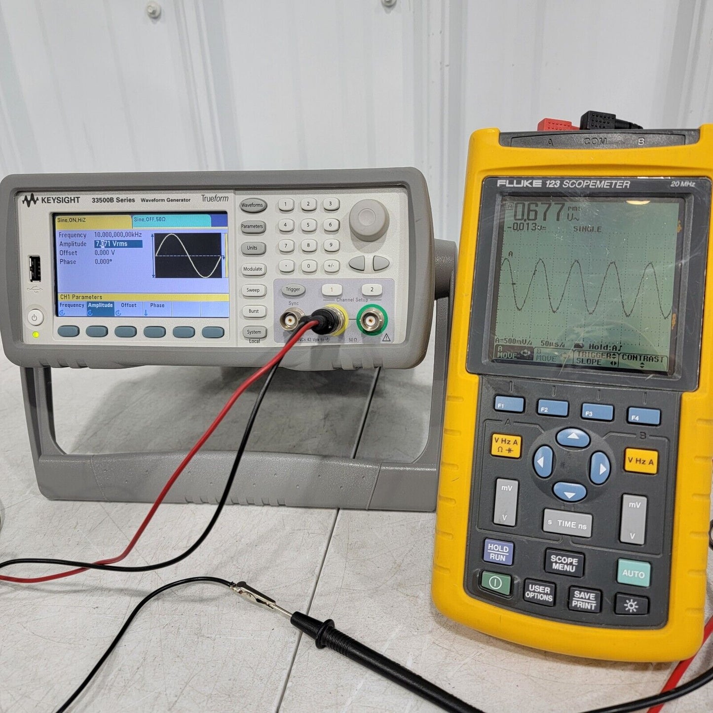 Fluke 123 20MHz Scopemeter w/ Probes, New Battery, Charger Fully Tested