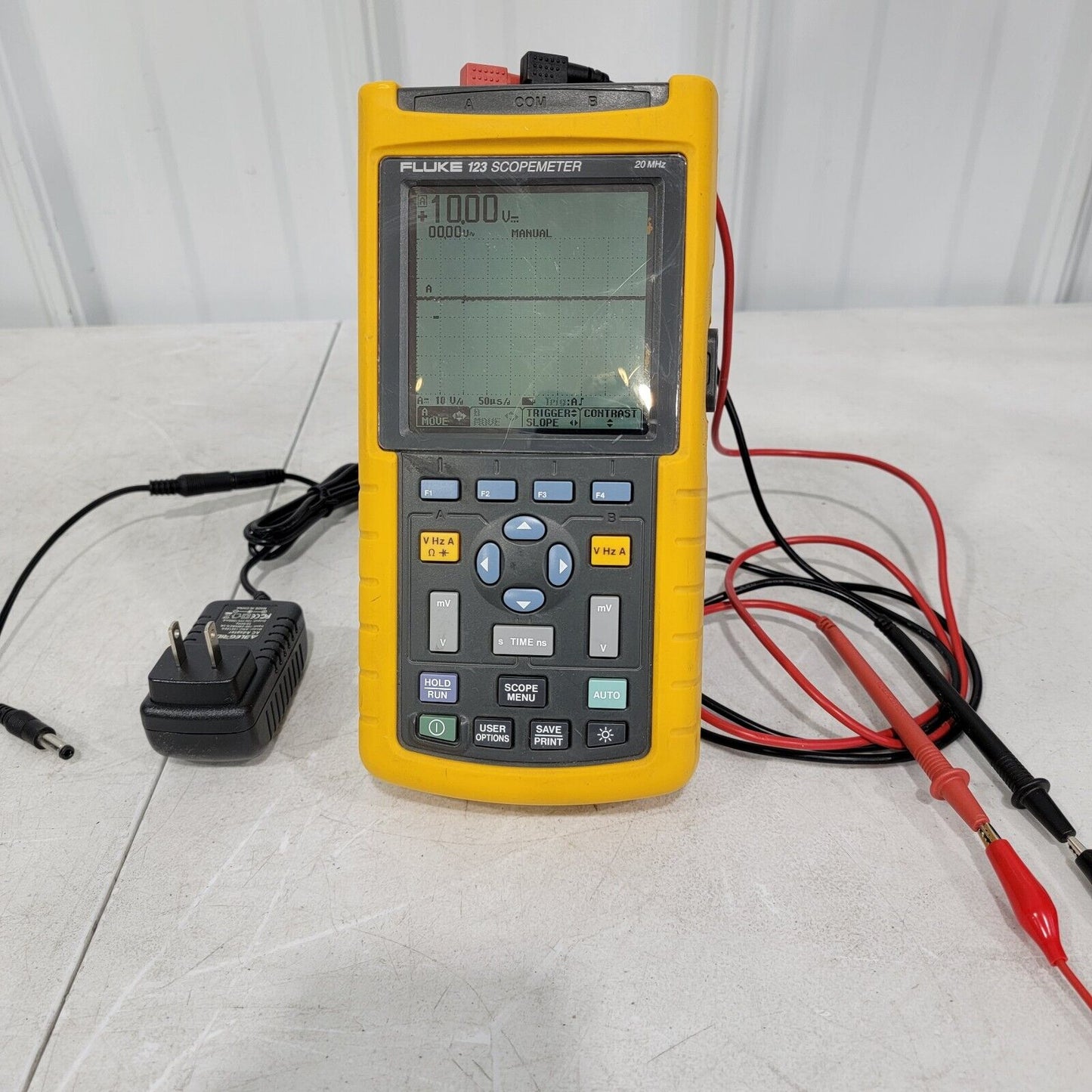 Fluke 123 20MHz Scopemeter w/ Probes, New Battery, Charger Fully Tested